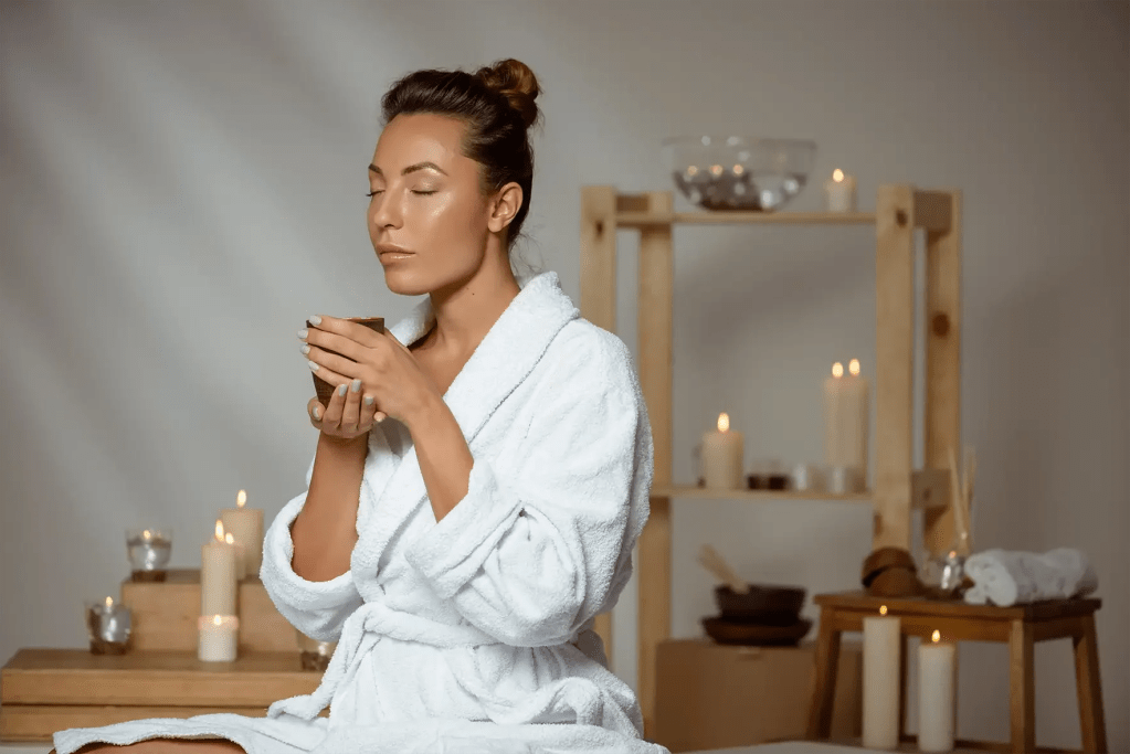 image d'une femme détendue, sentant une bougie 