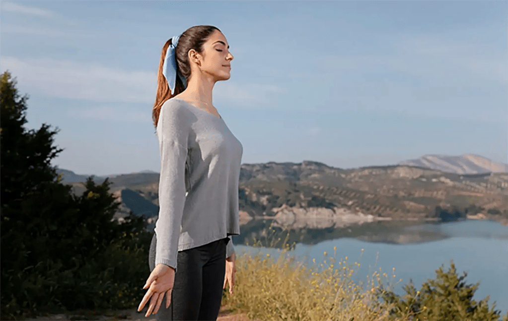 image d'une femme zen en pleine nature
